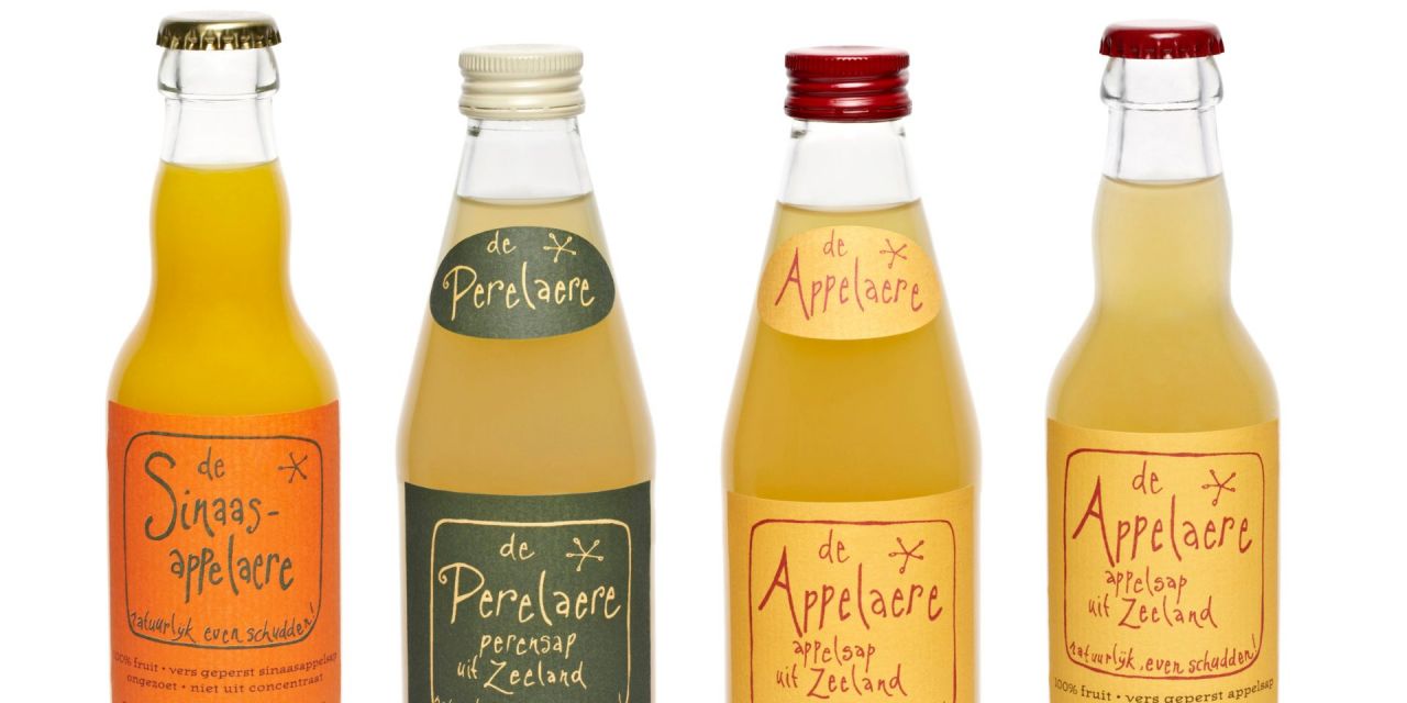 Vier flessen sinaas-, peren- en appelsap van het merk Appelaere, witte achtergrond.