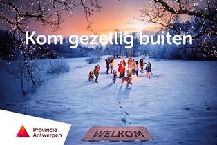 Winters weidelandschap, in het midden een kampvuur met een groepje volwassenen en kinderen die plezier maken, poster voor Kom gezellig buiten, een wintercampagne in de groendomeinen van de provincie Antwerpen.