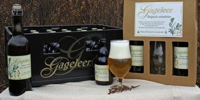 Promotie voor het bier Gageleer. Op een tafel staat een uitgeschonken glas bier met schuimkraag, ernaast een kartonnen geschenkverpakking  met twee flesjes en een glas. Links een bierbak en een grote bruine fles Gageleer. Op de achtergrond kleurt een graanveld oranjebruin.