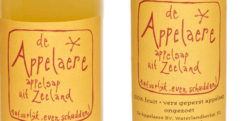Vier flessen sinaas-, peren- en appelsap van het merk Appelaere, witte achtergrond.
