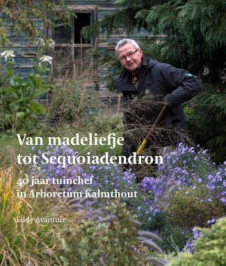 Cover van het boek Van madeliefje tot Sequoiadendron, tuinchef Eddy Avanture poseert met tuingereedschap in de hand tussen de bloeiende herfstborders in de tuin van Arboretum Kalmthout.