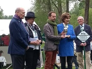 Uitreiking van de Worshipful Company of Gardeners Award aan Abraham Rammeloo tijdens de Journées des Plantes in Chantilly op 17 mei 2019, Margaret Holland Prior overhandigt de wisselbeker aan Abraham Rammeloo, conservator-directeur van Arboretum Kalmthout.