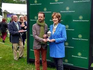 Uitreiking van de Worshipful Company of Gardeners Award aan Abraham Rammeloo tijdens de Journées des Plantes in Chantilly op 17 mei 2019, Margaret Holland Prior overhandigt de wisselbeker aan Abraham Rammeloo, conservator-directeur van Arboretum Kalmthout.
