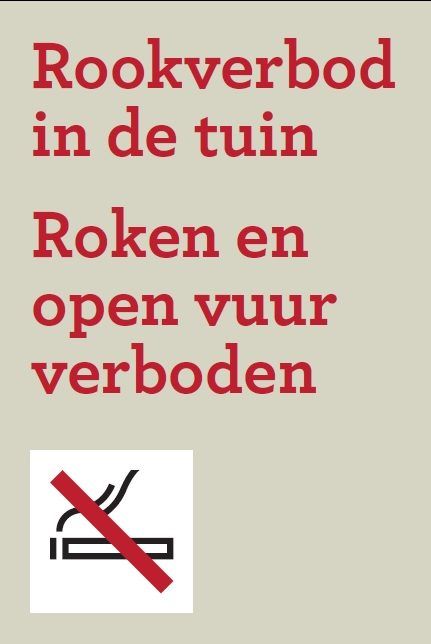 signalisatiebord met de tekst Rookverbod in de tuin, roken en open vuur verboden, rode tekst, onderaan een pictogram van een brandende sigaret met rode dwarse streep erdoor.