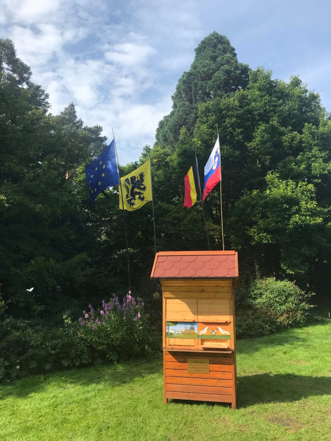 Sloveense bijenkast voor vier vlaggen: de europese, de vlaamse, de Belgische en de Sloveense